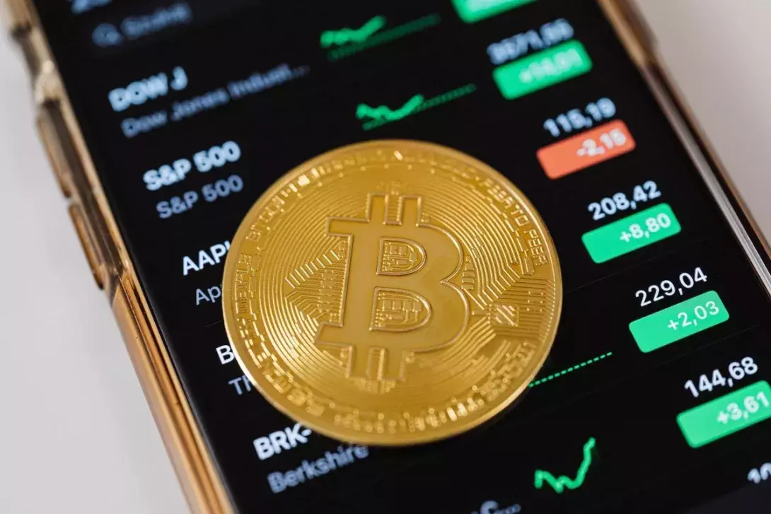 Will Bitcoin Recover from Recent Lows to Become Stronger than Gold in 2022?