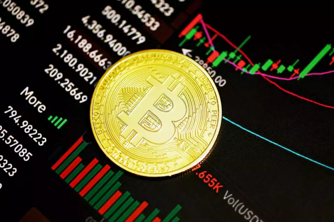 Bitcoin pushes cryptos upwards