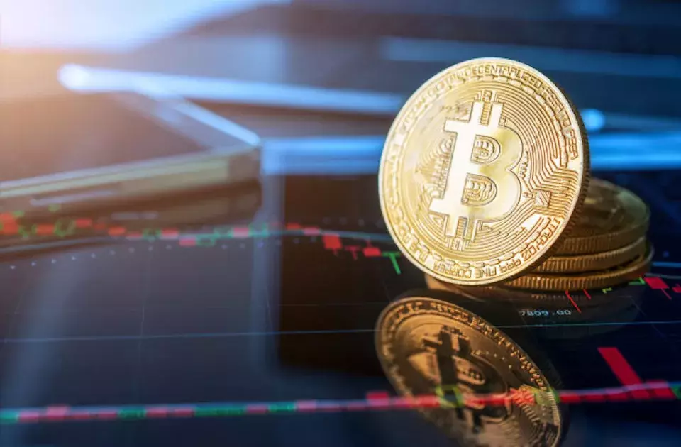 Bitcoin fluctuates but keeps its direction